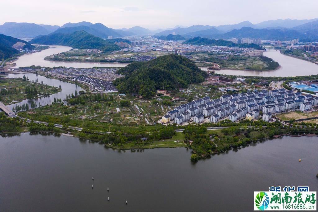 空中俯瞰台州临海的灵湖景区（4月7日摄，无人机照片）。新华社记者 徐昱 摄