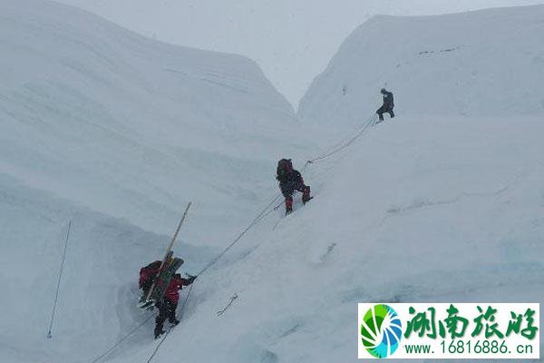 尼泊尔发布登山禁令 珠穆朗玛峰登山证暂停