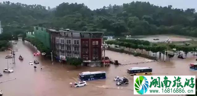 乐山大佛遭暴雨暂停接待游客 千佛岩景区万象亭被冲毁