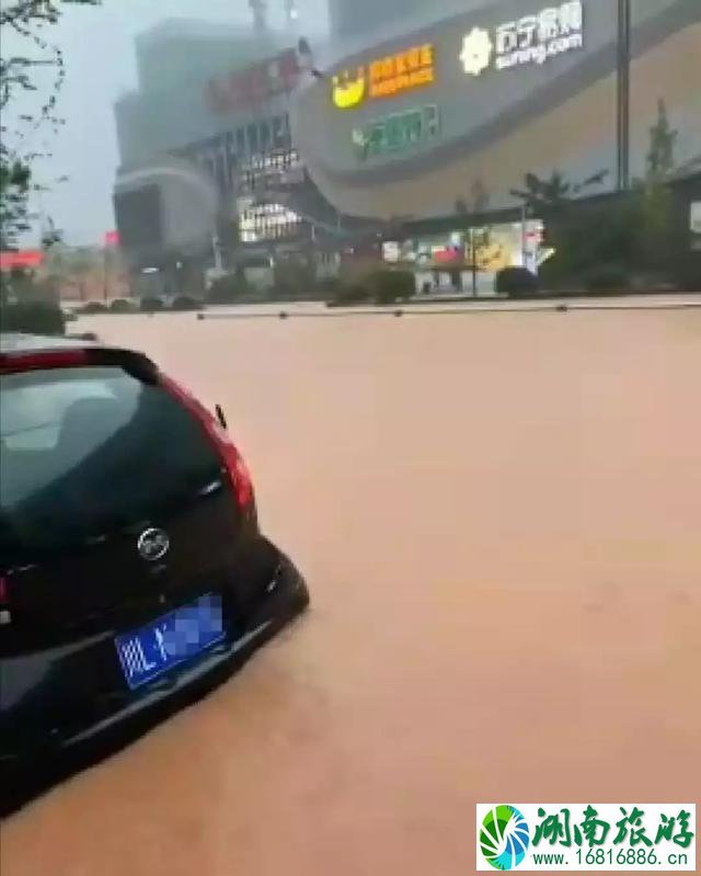 乐山大佛遭暴雨暂停接待游客 千佛岩景区万象亭被冲毁