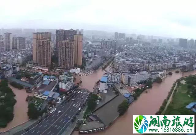 乐山大佛遭暴雨暂停接待游客 千佛岩景区万象亭被冲毁