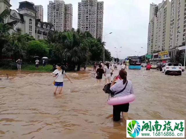 乐山大佛遭暴雨暂停接待游客 千佛岩景区万象亭被冲毁