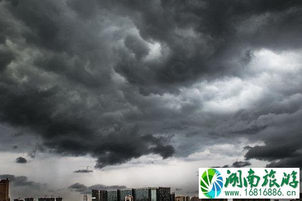 成都大妈洪水中打麻将怎么回事 四川哪些地方有暴雨